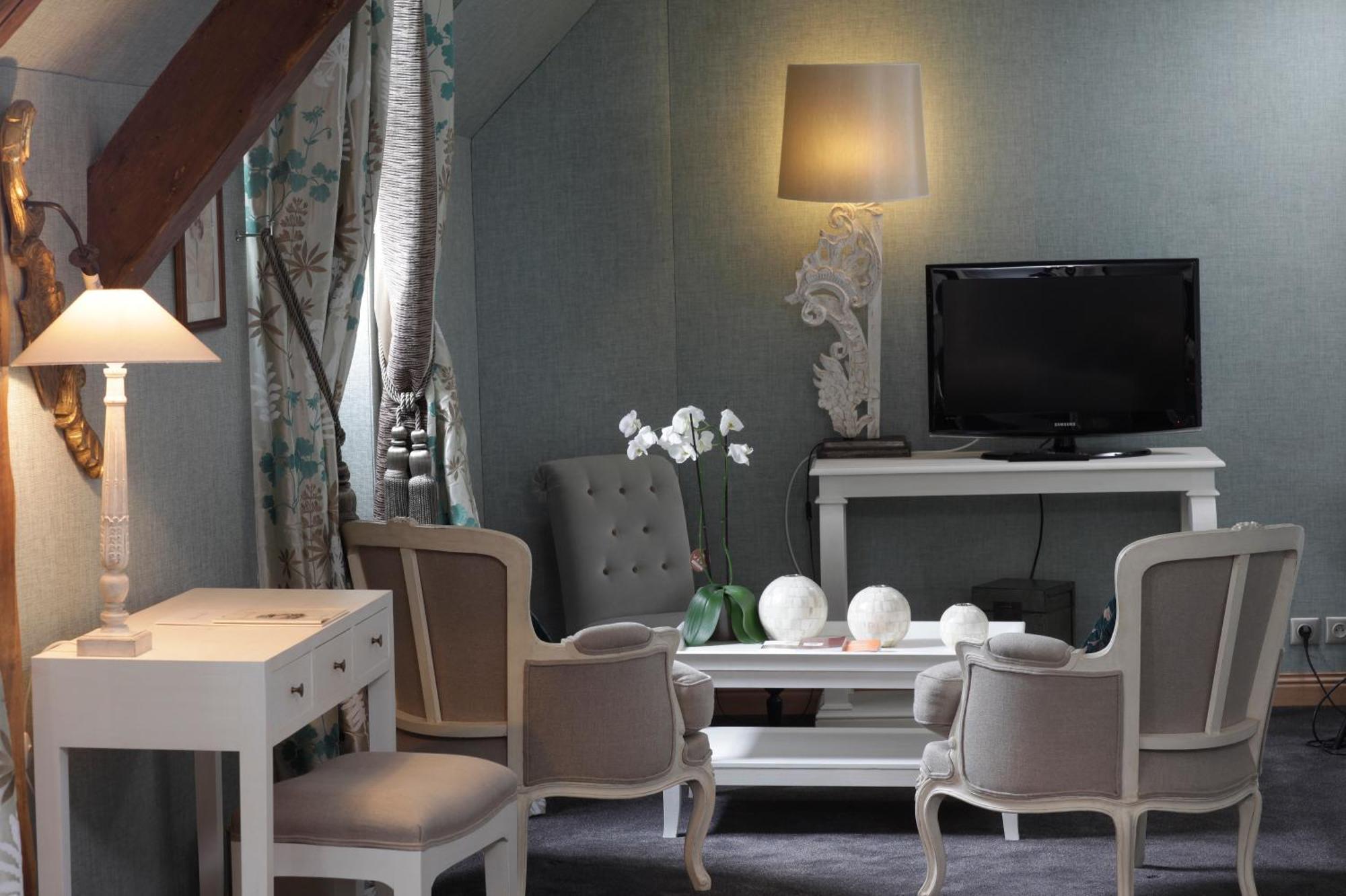 Chateau De Hotel 5*